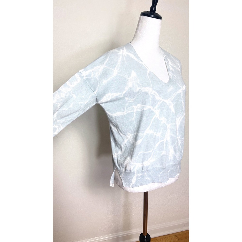 White + Warren Pastel Blue Tie Dye Lightweight V-Neck Knit Sweater Size Medium - Picture 2 of 6